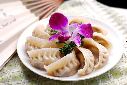 老王吃白玉瓜饺子视频,美味佳肴引人垂涎