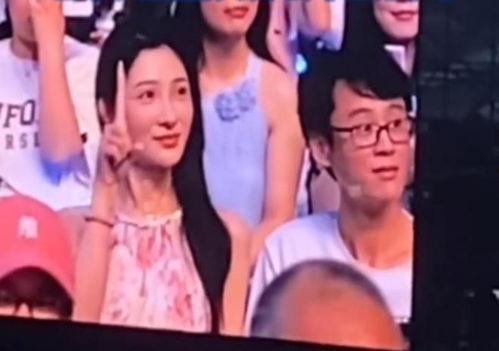 眼镜女吃瓜视频,揭秘娱乐圈幕后故事